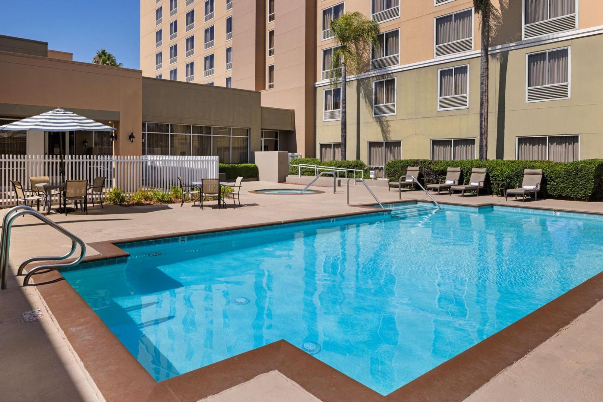 Courtyard By Marriott Baldwin Park
